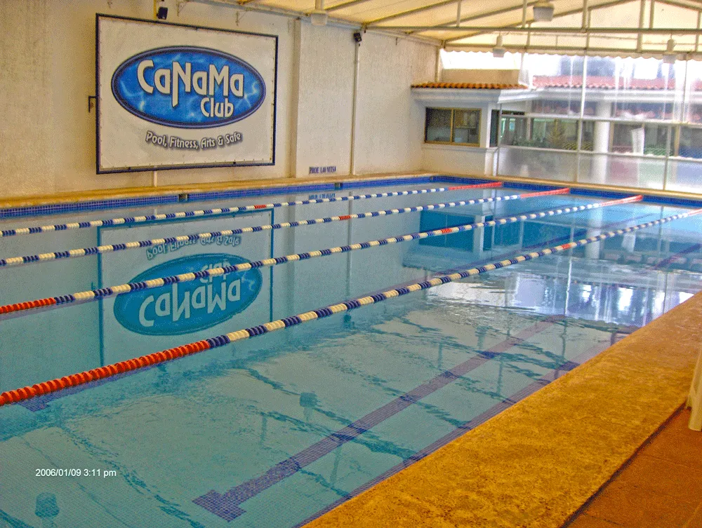 Alberca techada con carriles de nado señalizados en la Escuela de Natación Canamá