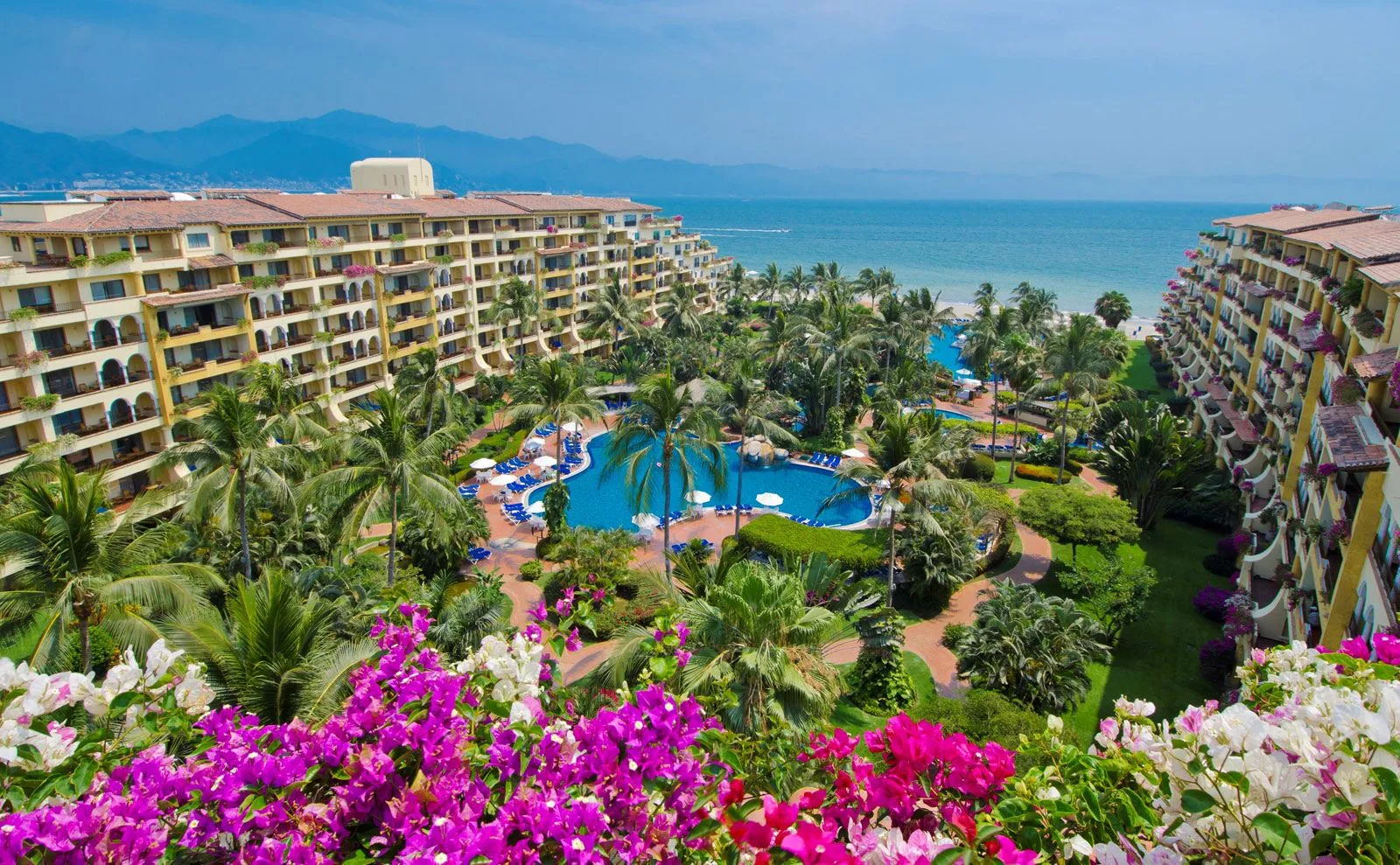 Vista aérea del conjunto de albercas del desarrollo Velas Vallarta frente al mar en Puerto Vallarta